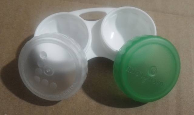 Divers boite verte transparente vide pour lentilles de contact