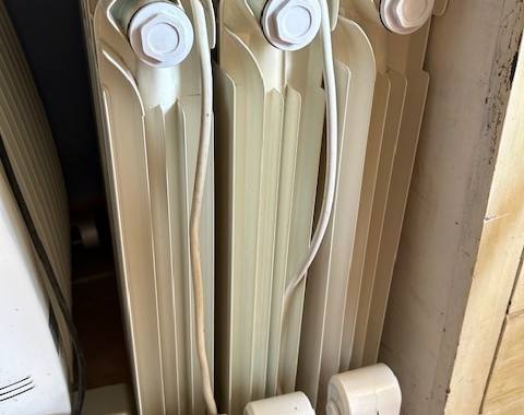 Divers 3 radiateurs accumulateurs - 1 évier de cuisine - 1 hotte de cuisine