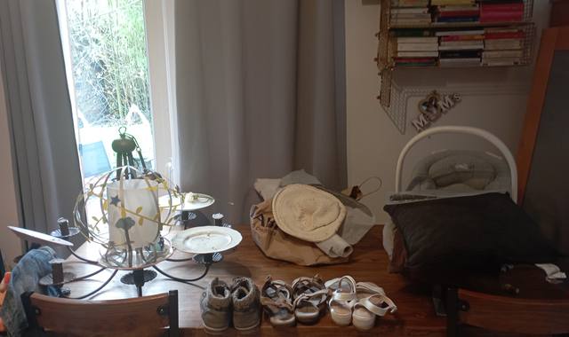 Divers tout sur la table + 5 chaises Henri II