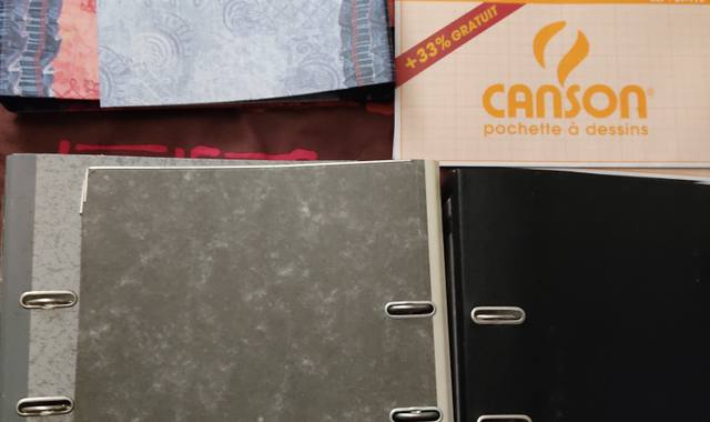 Divers lot de classeurs , copies etc