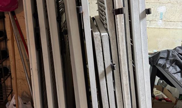 Divers volets en bois en bon état