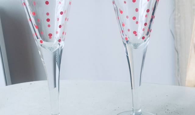 Divers verres à liqueur à pois rouges