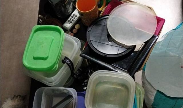 Divers bocaux tuppeyer et mugs