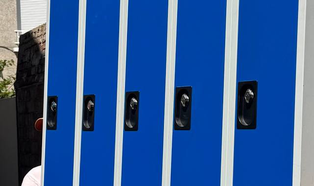 Divers donner articles bureau, armoires , chaises