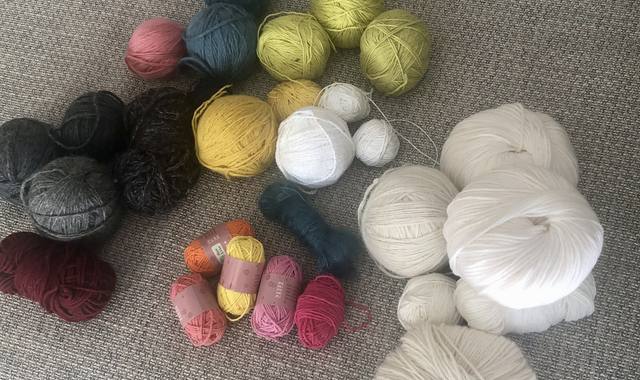 Divers chutes de pelotes de laine