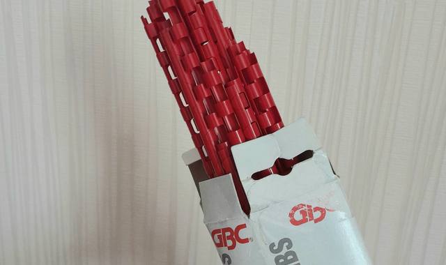 Divers reliures en plastique - Binding combs