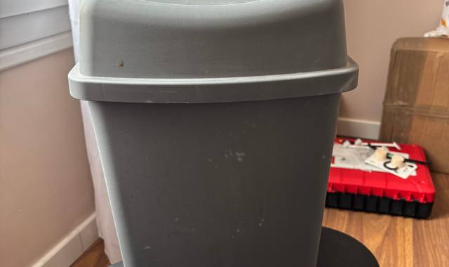 Divers poubelle en plastique