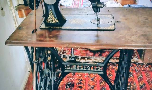 Divers machine à coudre ancienne avec manivelle
