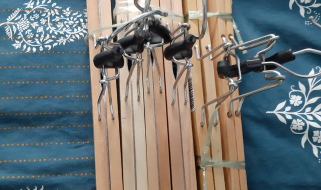 Divers des cintrs en bois pour jpe et pantalon