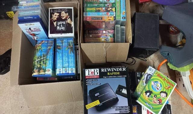 DVD, Film, Cinéma 3 CARTONS de CASSETTES VHS  (beaucoup de Films DISNEY et autres)