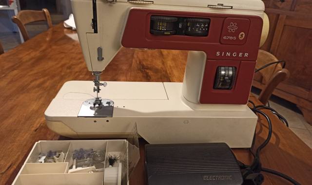 Electroménager mACHINE A COUDRE SINGER modèle 6785