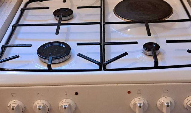 Electroménager cuisinière mixte gaz-électricité, 3 feux gaz et une plaque et four électrique