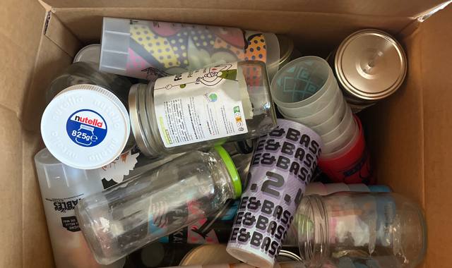 Electroménager cartons de bocaux et ecocups