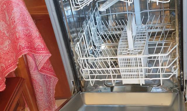 Electroménager lave vaisselle qui fonctionne mais fuite a reparer