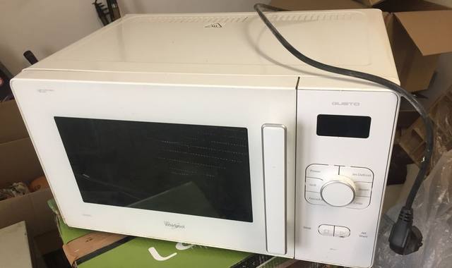Electroménager micro-ondes Whirlpool en excellent état.