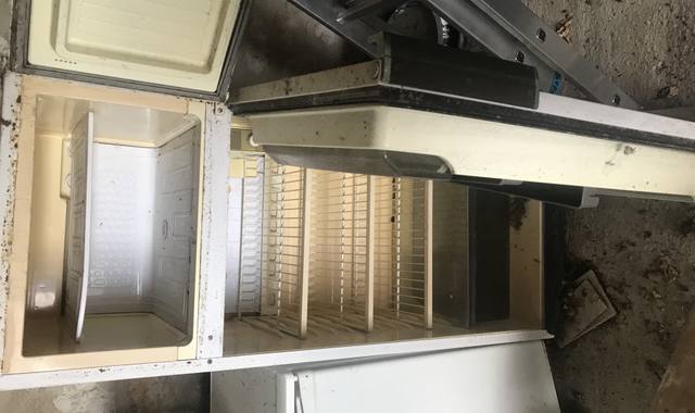 Electroménager un frigo congélateur en état de marche mais rouillé par endroits