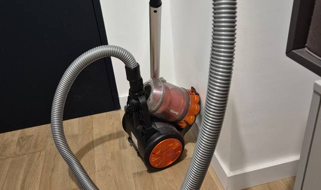 Electroménager aspirateur filaire petit format Koening orange