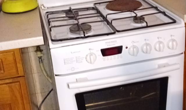 Electroménager cuisinière de couleur blanc