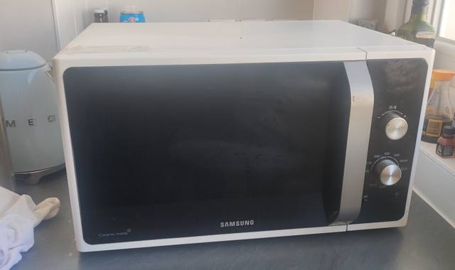 Electroménager en l'état micro-onde qui fonctionne