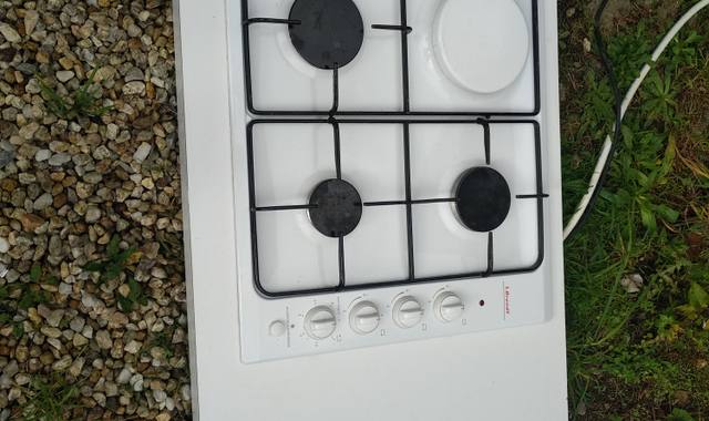 Electroménager plaque de cuisson 3 feux-gazs et 1 electrique