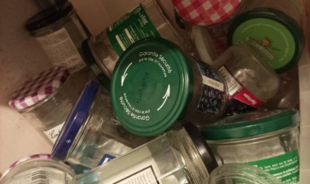 Electroménager plein de bocaux vides