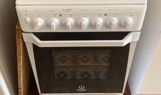 Electroménager cuisiniere gaz four électrique et frigo cogelateur