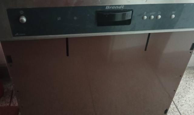 Electroménager lavevaisselle brandt à réparer ou pour pièces  date de 2004