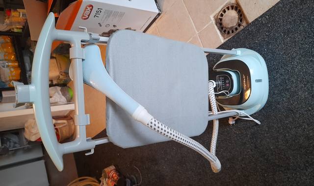 Electroménager defroisseur  vapeur vertical Aigostar  2000w