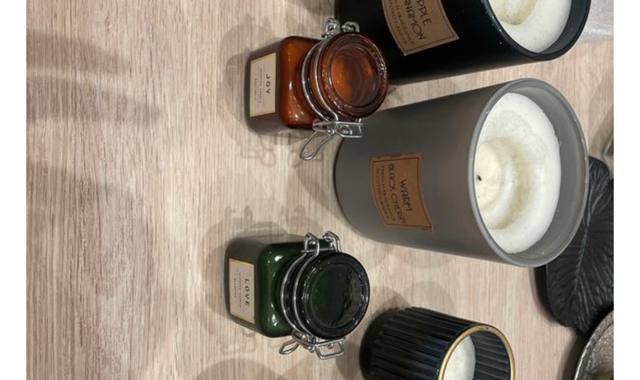 Electroménager un carton de vaisselle et de décoration