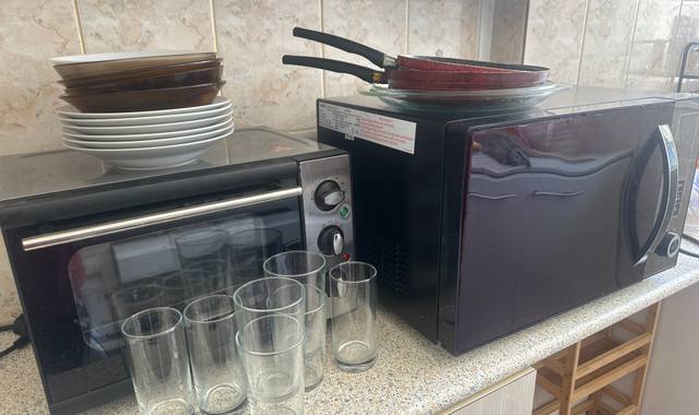 Electroménager petit four, micro-onde et vaisselles