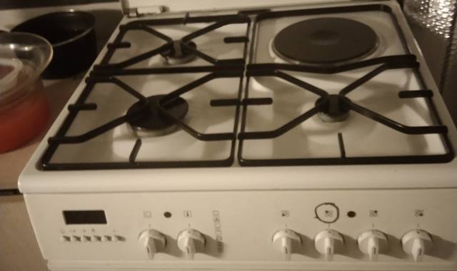 Electroménager gazinière 3 feux gaz et le 4 ème est plaque électrique, four électrique