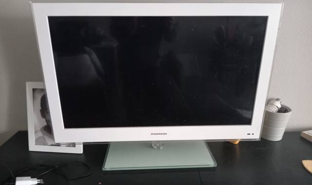Electroménager télévision Thomson de 80 cm de diagonale.