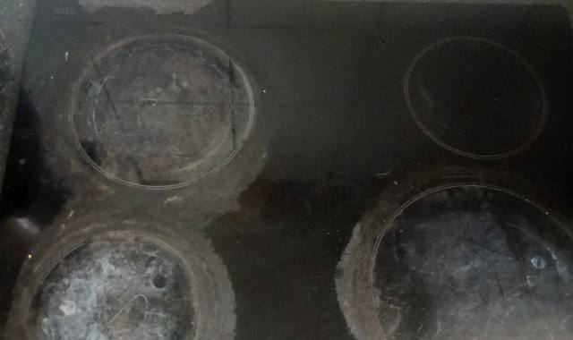 Electroménager plaque de cuisson en très bon état de fonctionnement avec cassures sur les bords