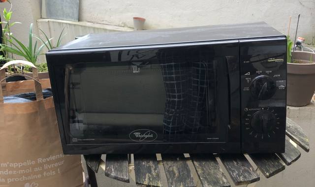 Electroménager micro ondes Whirlpool Noir