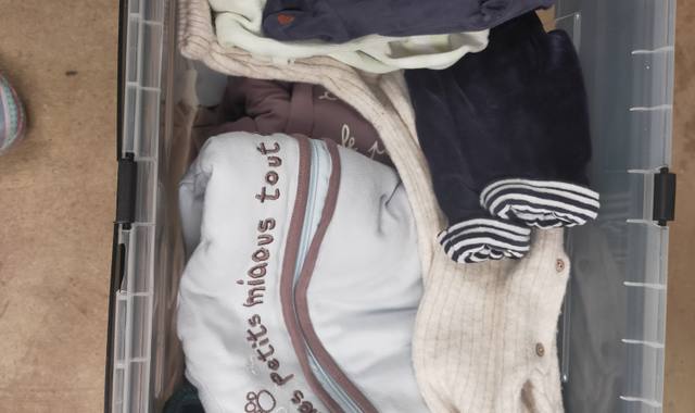 Equipements pour Bébé, Enfants, Puériculture lot de vêtements bébé 1 mois plus biberons