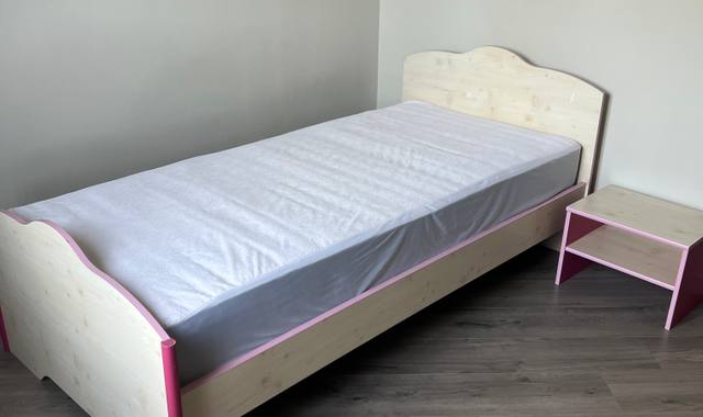 Equipements pour Bébé, Enfants, Puériculture lit fille avec matelas et table de chevet