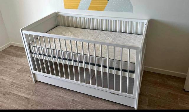 Equipements pour Bébé, Enfants, Puériculture un lit bébé en bon état général.