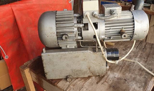 Ferraille, métaux divers moteur  et table de coupe