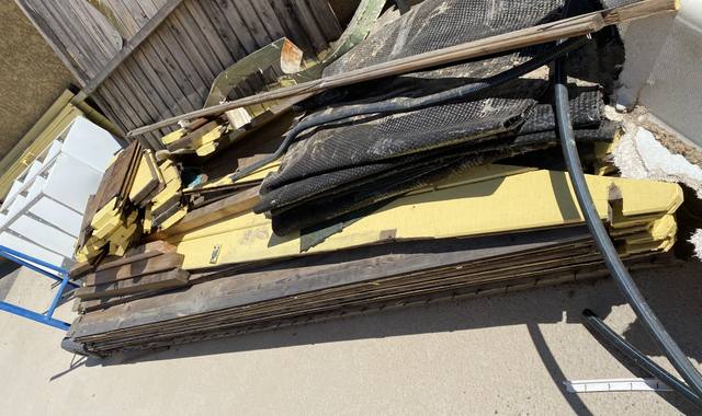 Ferraille, métaux divers cabanon en bois