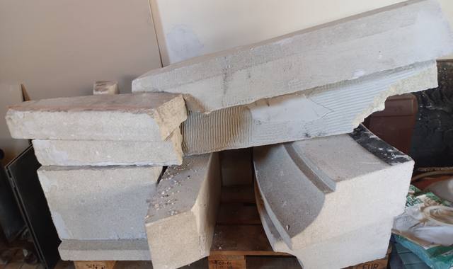 Ferraille, métaux divers pierres blanches ayant constitué une cheminée