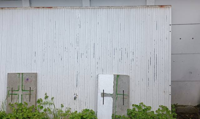 Ferraille, métaux divers porte de garage