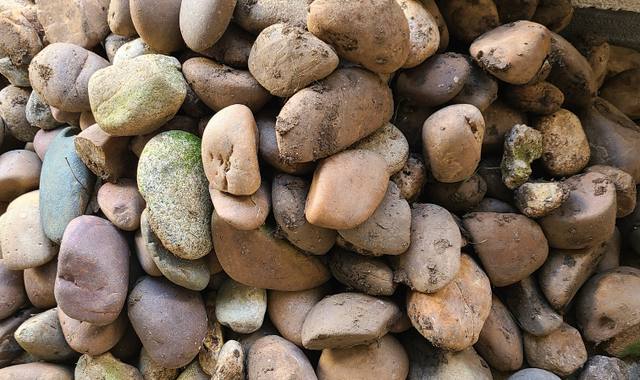 Ferraille, métaux divers cailloux decoratifs