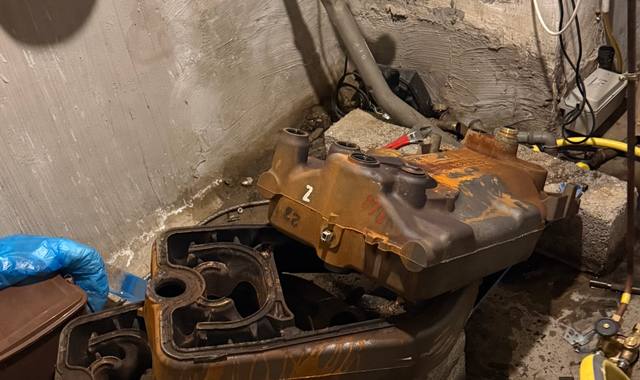 Ferraille, métaux divers chaudière fuel démontée avec corps en fonte