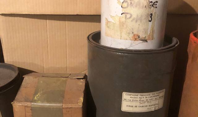 Ferraille, métaux divers différents pigments pour peinture venant de "Au bon Broyeur" droguerie industrie