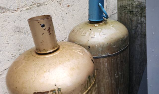 Ferraille, métaux divers 3 grandes bouteilles de gaz