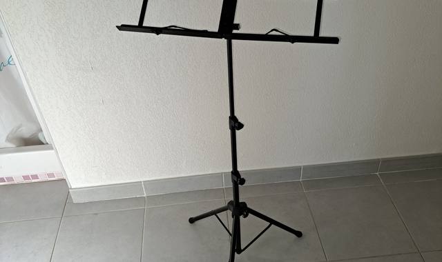 Instruments de musique pupitres état neuf