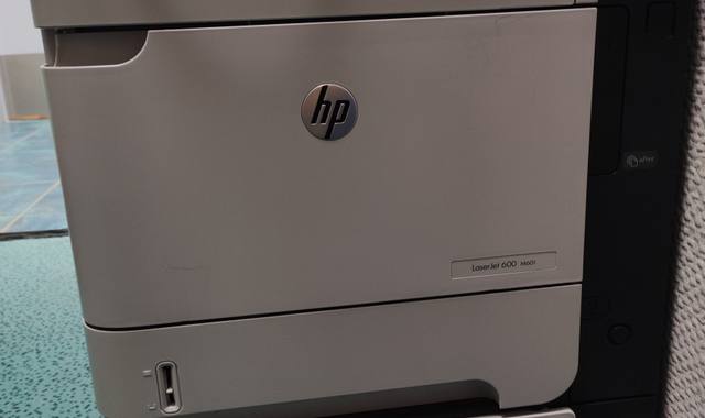 Informatique imprimante hp laser jet 600 et ecran ordinateur