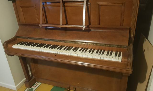 Instruments de musique piano droit H. Bord Paris, don