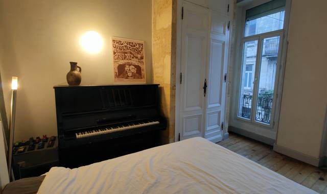 Instruments de musique piano droit noir laqué table en fonte