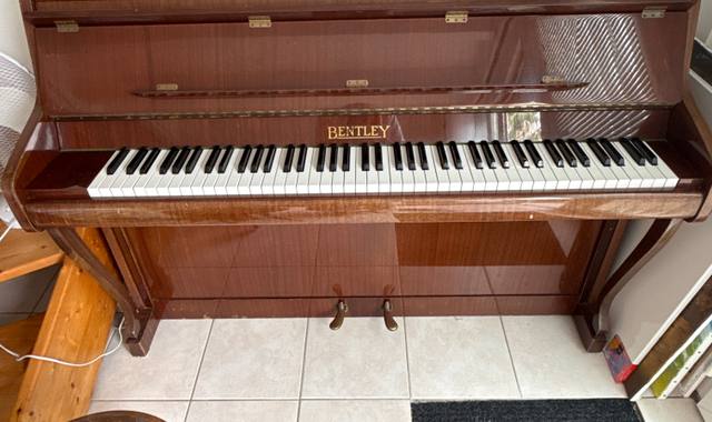 Instruments de musique piano droit marque Bentley acajou verni